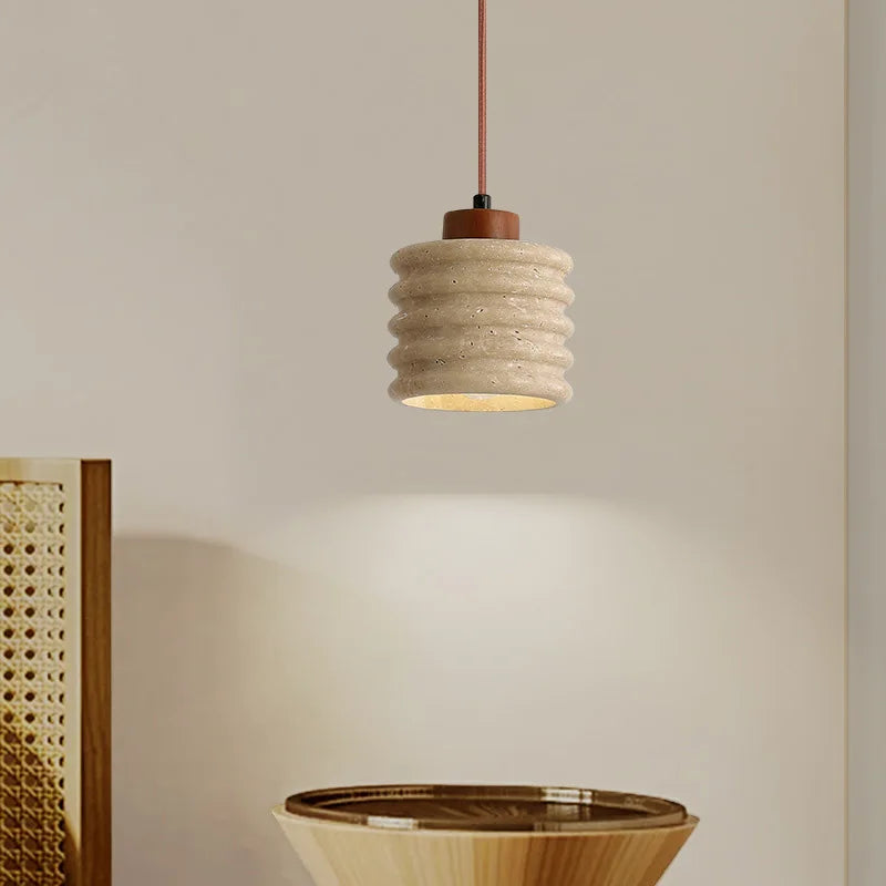 Suspension cylindrique à cannelures en travertin et finition bois, vue 5