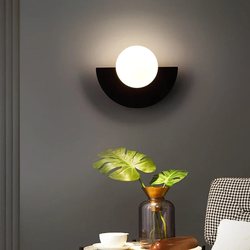 Applique murale en demi-lune de métal avec un globe lumineux, vue 2