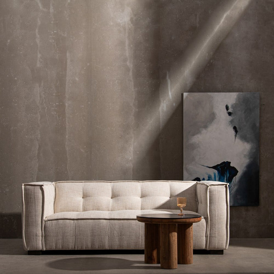 Canapé trois places en tissu beige à assise large et pieds apparents, vue 2