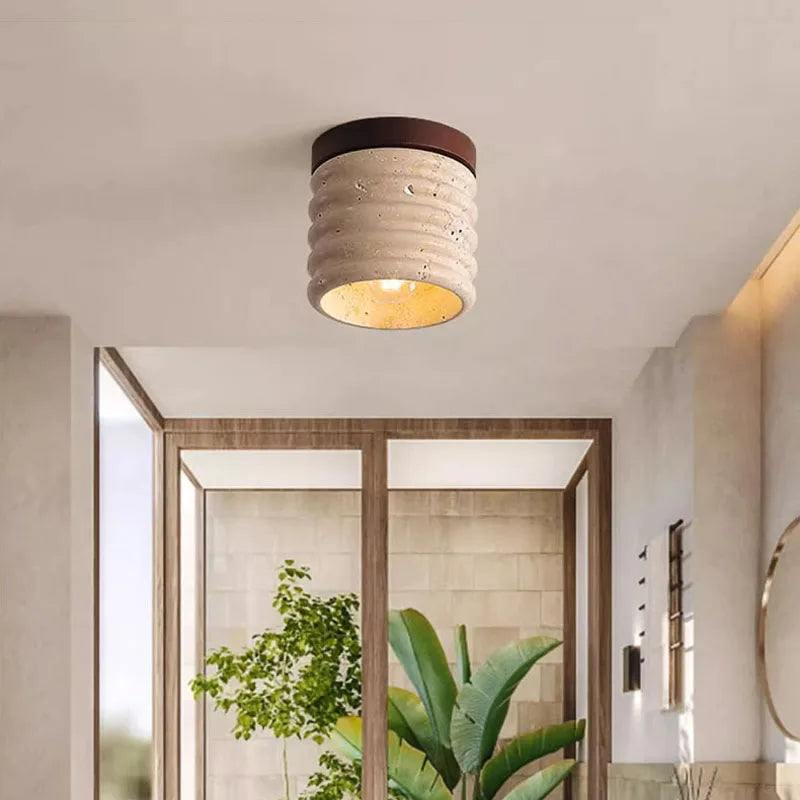 Plafonnier cylindrique cannelé en travertin avec finition bois, vue 2