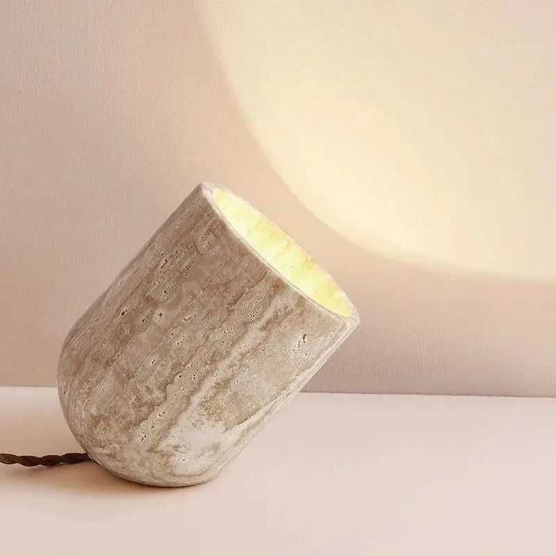 Lampe à poser en travertin brut de forme décalée, câble textile, H 17 cm