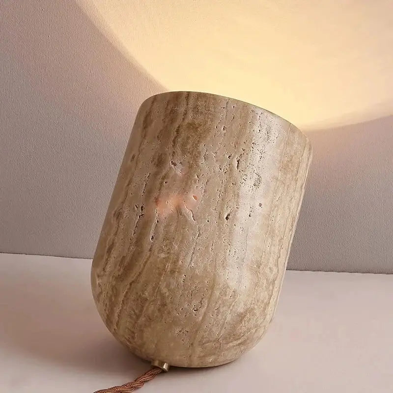 Petite lampe en travertin brut de forme décalée, vue 2