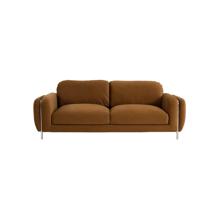 Canapé en velours mat doux, assise large et basse, pieds en acier chromé