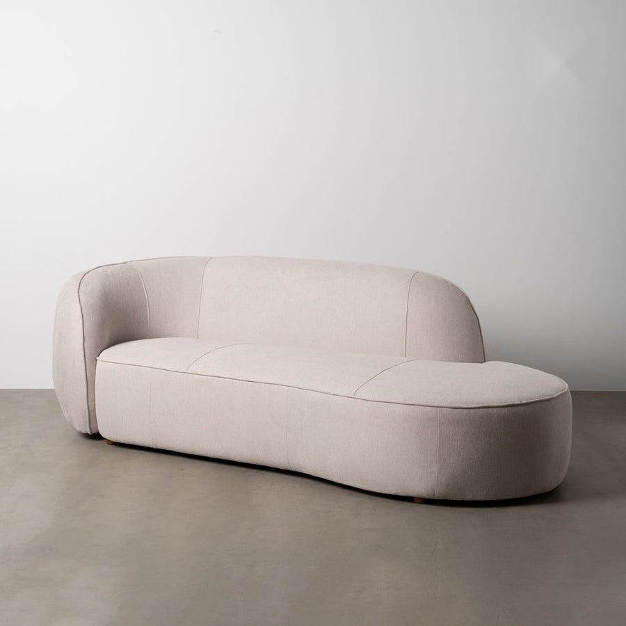 Canapé trois places en tissu polyester beige sur piètement en bois massif, vue 2
