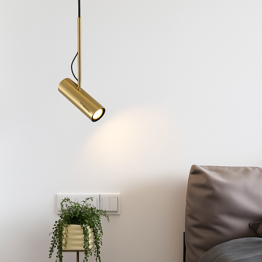 Suspension à spot orientable fixé au bout d'une tige en métal, couleur doré, vue 2